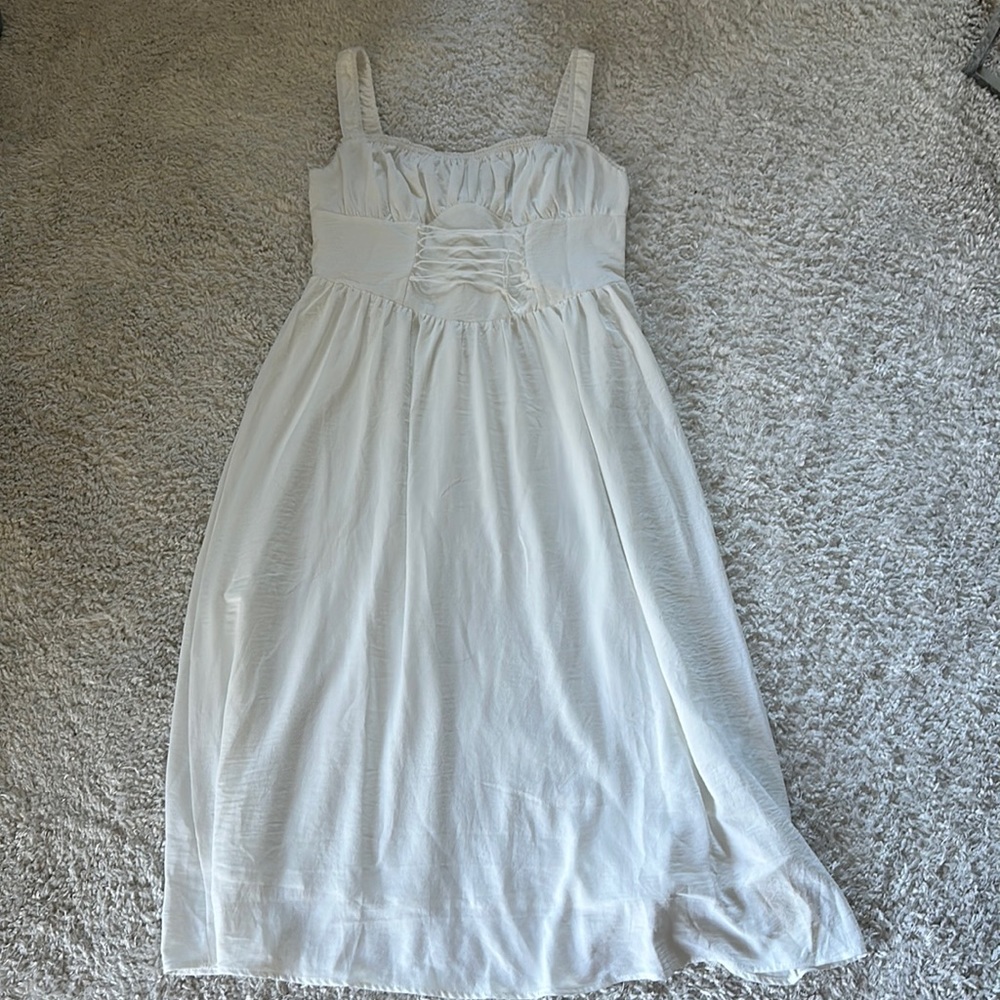 Corset style white midi dress 🖤